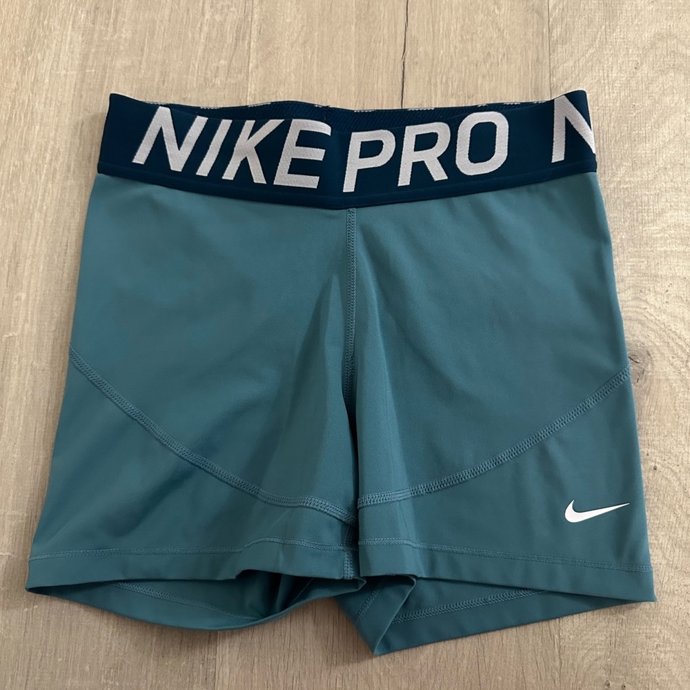 medium nike pros